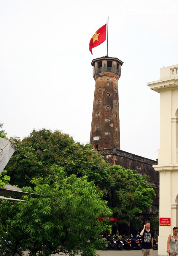 Cột cờ Hà Nội ngày nay nằm gọn trong khuôn viên của Bảo tàng quân sự Việt Nam .